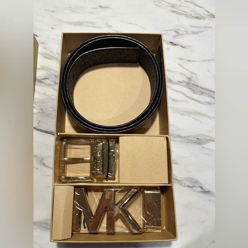 Michael Kors Elegant leather belt